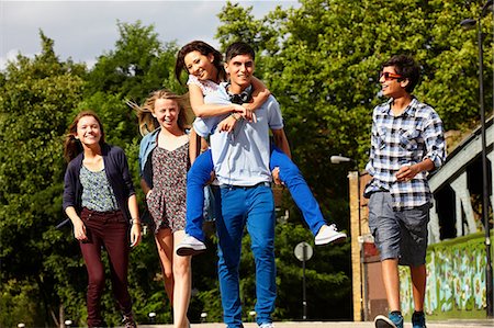 Teenage friends walking Foto de stock - Sin royalties Premium, Código: 614-06403023