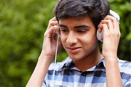 Teenage boy listening to music Foto de stock - Sin royalties Premium, Código: 614-06403044