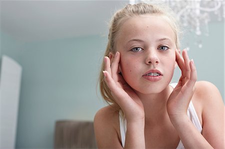 superficial - Teenage girl touching her face Foto de stock - Sin royalties Premium, Código: 614-06403042