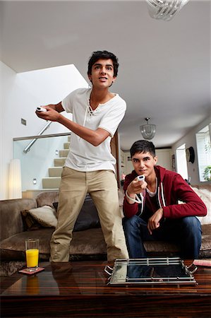 Teenage boys playing video game Foto de stock - Sin royalties Premium, Código: 614-06403050