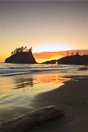 Sunset through rock arch, Second Beach near La Push, Olympic National Park, Washington, USA Stock Photo - Premium Royalty-Free, Code: 614-06403106