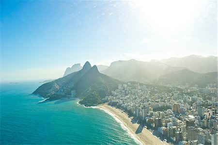 Vue aérienne de la plage d'Ipanema et Morro Dois Irmaos, Rio de Janeiro, Brésil Photographie de stock - Premium Libres de Droits, Code: 614-06403139