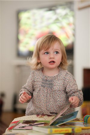 photography baby girl - Portrait of toddler with books Foto de stock - Sin royalties Premium, Código: 614-06442295