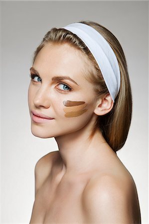 rostro - Woman with stripes of foundation on cheek Foto de stock - Sin royalties Premium, Código: 614-06442316