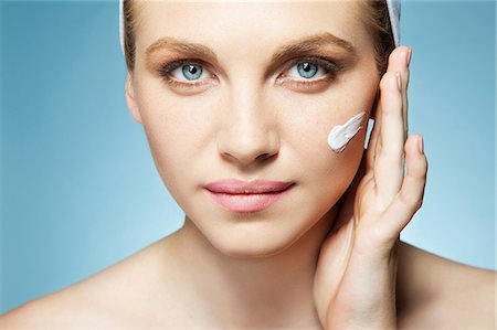 simsearch:614-06442340,k - Woman applying moisturiser Stock Photo - Premium Royalty-Free, Code: 614-06442339