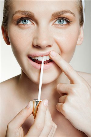 Femme à l'aide de la brosse de blanchiment des dents Photographie de stock - Premium Libres de Droits, Code: 614-06442331