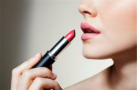 Woman applying lipstick Foto de stock - Sin royalties Premium, Código: 614-06442342