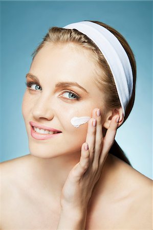 Woman applying moisturiser Foto de stock - Sin royalties Premium, Código: 614-06442343