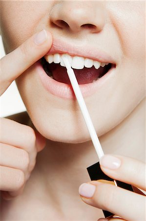 excelencia - Woman using tooth whitening brush Foto de stock - Sin royalties Premium, Código: 614-06442355