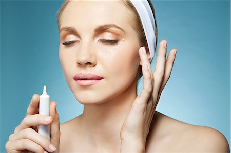 simsearch:614-06442340,k - Woman applying eye cream Stock Photo - Premium Royalty-Free, Code: 614-06442365