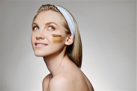 Woman with stripes of foundation on cheek Foto de stock - Sin royalties Premium, Código: 614-06442367