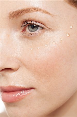 soins de peau - Femme avec gel pour les yeux sur son visage Photographie de stock - Premium Libres de Droits, Code: 614-06442379