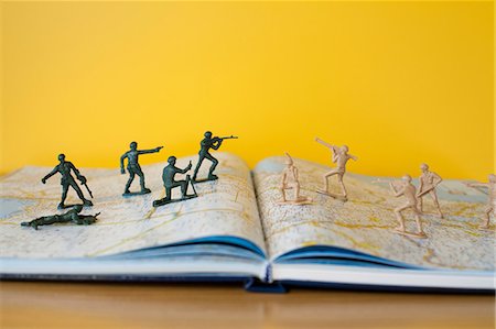 road map - Toy soldiers fighting sur carte Photographie de stock - Premium Libres de Droits, Code: 614-06442469