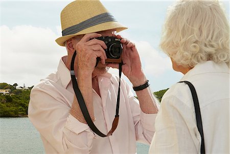 sombrero de jipijapa - Senior man photographing wife Foto de stock - Sin royalties Premium, Código: 614-06442460