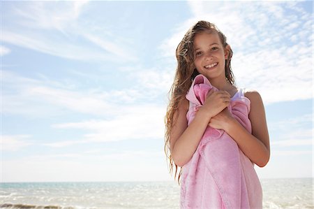 Girl by the sea, wrapped in towel Foto de stock - Sin royalties Premium, Código: 614-06442475