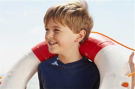 Boy with a life ring Foto de stock - Sin royalties Premium, Código: 614-06442486