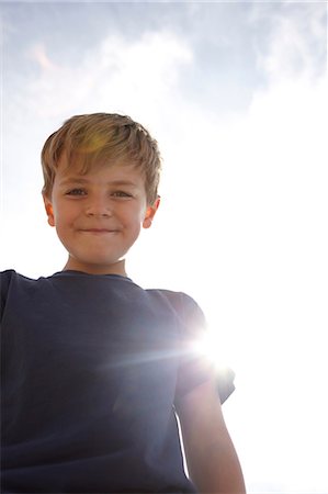 simsearch:614-06442482,k - Low angle view of boy in sunlight Foto de stock - Sin royalties Premium, Código: 614-06442482