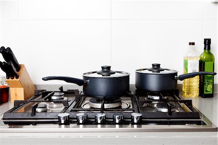 Saucepans on gas hob Fotografie stock - Premium Royalty-Free, Codice: 614-06442515
