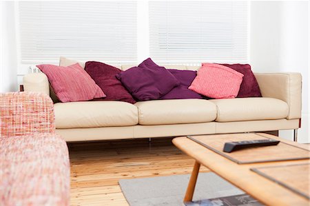 sofa on wooden floor - Canapé vide Photographie de stock - Premium Libres de Droits, Code: 614-06442524