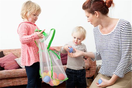 Mère et enfants jouant avec des balles en plastique Photographie de stock - Premium Libres de Droits, Code: 614-06442559