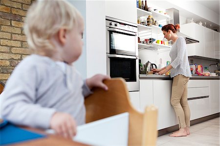 schnappschuss - Mother preparing son's food Foto de stock - Sin royalties Premium, Código: 614-06442563