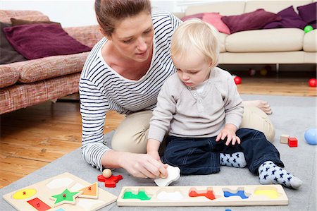enigma - Mother and son playing with puzzle Foto de stock - Sin royalties Premium, Código: 614-06442577