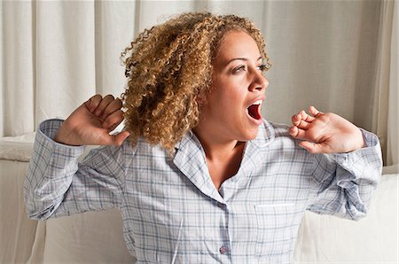 Woman stretching and yawning Foto de stock - Sin royalties Premium, Código: 614-06442608