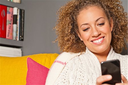 Femme holding cell phone Photographie de stock - Premium Libres de Droits, Code: 614-06442601