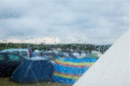 Camp site in the rain Foto de stock - Sin royalties Premium, Código: 614-06442660