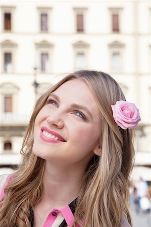 Young woman with pink rose in her hair Foto de stock - Sin royalties Premium, Código: 614-06442725