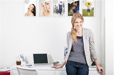 desk with wall - Confiante jeune femme au bureau de la revue Photographie de stock - Premium Libres de Droits, Code: 614-06442750