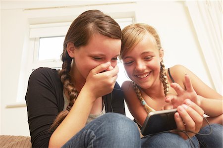 Deux jeunes filles, à l'aide de smartphone Photographie de stock - Premium Libres de Droits, Code: 614-06442813