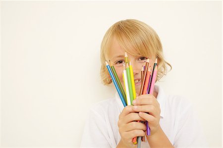 selección - Schoolboy holding bunch of colouring pencils Foto de stock - Sin royalties Premium, Código: 614-06442822
