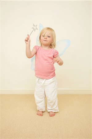 Toddler wearing wings, holding wand Foto de stock - Sin royalties Premium, Código: 614-06442834