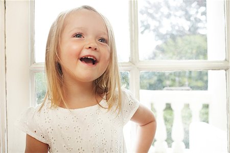 portrait in cute child girl - Happy little girl talking Foto de stock - Sin royalties Premium, Código: 614-06442848