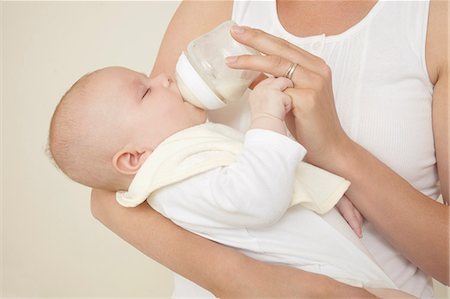 formule - Mère de nourrir le nouveau-né biberon de lait pour bébé Photographie de stock - Premium Libres de Droits, Code: 614-06442840
