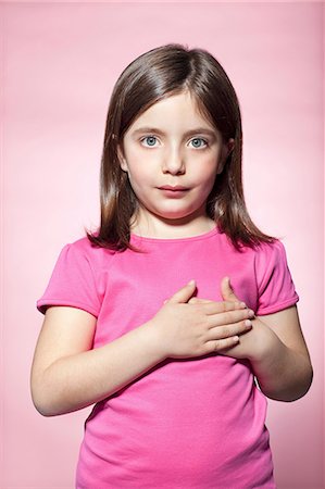 Girl with hands on heart Foto de stock - Royalty Free Premium, Número: 614-06442891