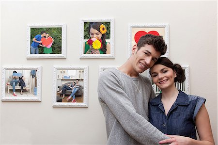 simsearch:614-06442432,k - Young couple in front of wall of photographs Stock Photo - Premium Royalty-Free, Code: 614-06442907