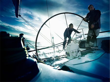 pilotar - Sailors steering yacht Foto de stock - Sin royalties Premium, Código: 614-06442938