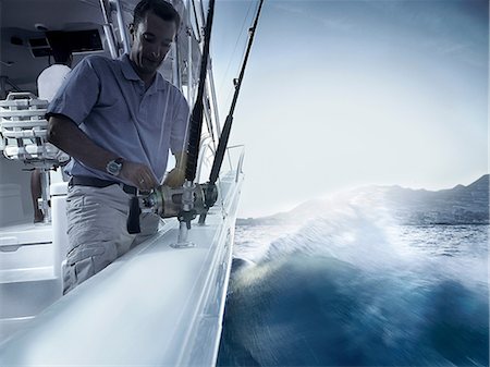 Man fishing from yacht Foto de stock - Sin royalties Premium, Código: 614-06442932