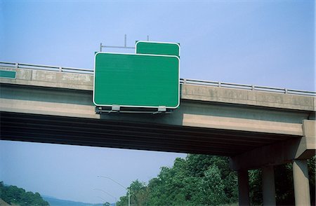emerald green - Blank exit sign on highway overpass Foto de stock - Sin royalties Premium, Código: 614-06442948