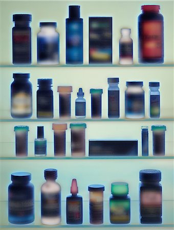 pharmaceutics - Medicine bottles in cabinet Foto de stock - Sin royalties Premium, Código: 614-06442953