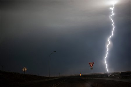 storm sky - Lightning above a road Foto de stock - Sin royalties Premium, Código: 614-06442964