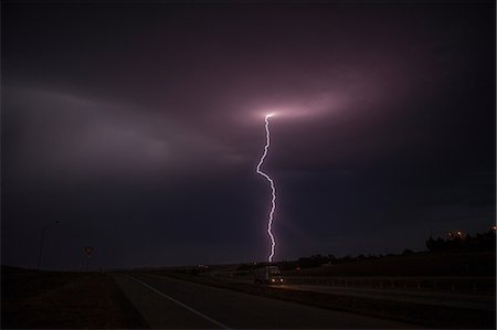 Lightning above a road Foto de stock - Sin royalties Premium, Código: 614-06442965