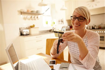 decision - Woman cutting credit card with scissors Foto de stock - Sin royalties Premium, Código: 614-06443025