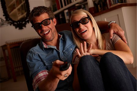 simsearch:614-06443045,k - Couple wearing 3d glasses watching tv Foto de stock - Royalty Free Premium, Número: 614-06443046