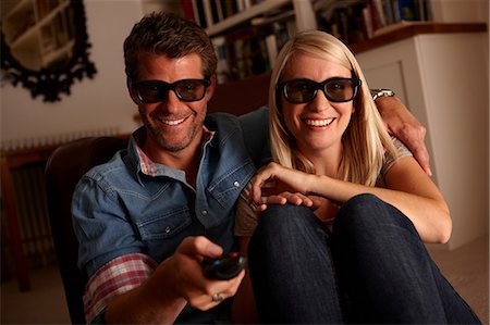 simsearch:614-06443045,k - Couple wearing 3d glasses watching tv Foto de stock - Royalty Free Premium, Número: 614-06443047