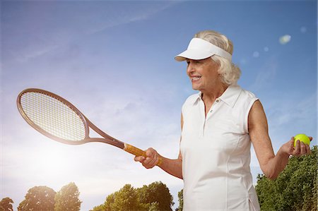 simsearch:614-06442673,k - Senior woman with tennis racket and ball Foto de stock - Sin royalties Premium, Código: 614-06443049