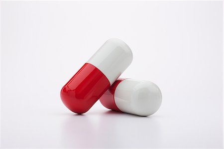 droga - Two capsules Foto de stock - Sin royalties Premium, Código: 614-06443146
