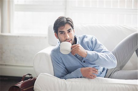 Man drinking cup of coffee on sofa Foto de stock - Sin royalties Premium, Código: 614-06536763